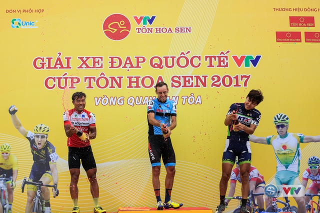 Giải xe đạp quốc tế VTV Cúp Tôn Hoa Sen 2017: Javier Sarda Perez giành chiến thắng chặng 12 - Ảnh 2.