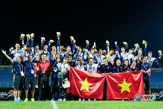 ẢNH: ĐT nữ Việt Nam rạng ngời hạnh phúc với tấm HCV SEA Games 29 - Ảnh 7.