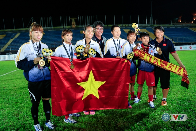 ẢNH: ĐT nữ Việt Nam rạng ngời hạnh phúc với tấm HCV SEA Games 29 - Ảnh 14.