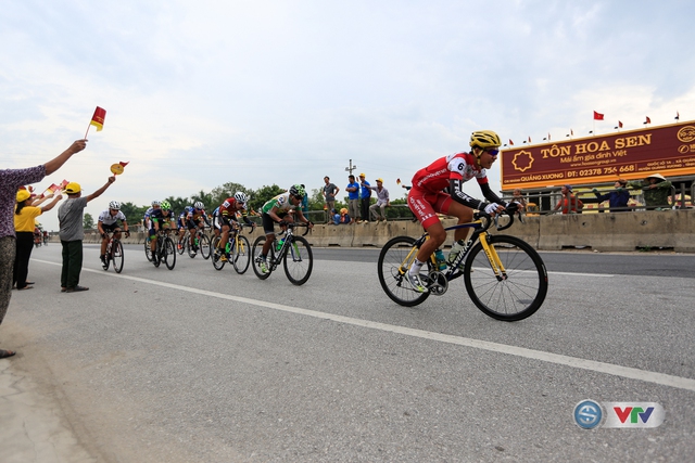 ẢNH: Những khoảnh khắc ấn tượng chặng 3 Giải xe đạp quốc tế VTV Cúp Tôn Hoa Sen 2017 - Thanh Hoá đi Nghệ An - Ảnh 1.