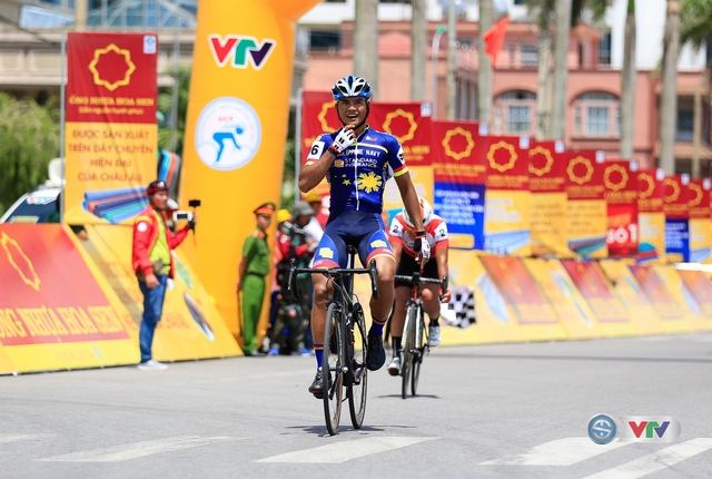 ẢNH: Những khoảnh khắc ấn tượng chặng 3 Giải xe đạp quốc tế VTV Cúp Tôn Hoa Sen 2017 - Thanh Hoá đi Nghệ An - Ảnh 13.