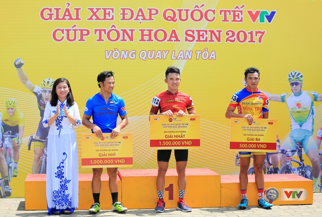 ẢNH: Những khoảnh khắc ấn tượng chặng 3 Giải xe đạp quốc tế VTV Cúp Tôn Hoa Sen 2017 - Thanh Hoá đi Nghệ An - Ảnh 14.