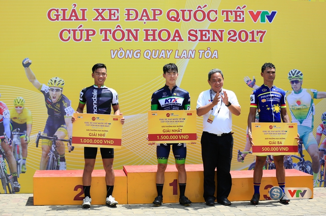 ẢNH: Những khoảnh khắc ấn tượng chặng 3 Giải xe đạp quốc tế VTV Cúp Tôn Hoa Sen 2017 - Thanh Hoá đi Nghệ An - Ảnh 15.