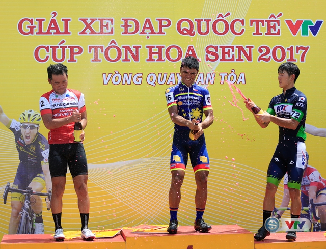 ẢNH: Những khoảnh khắc ấn tượng chặng 3 Giải xe đạp quốc tế VTV Cúp Tôn Hoa Sen 2017 - Thanh Hoá đi Nghệ An - Ảnh 18.