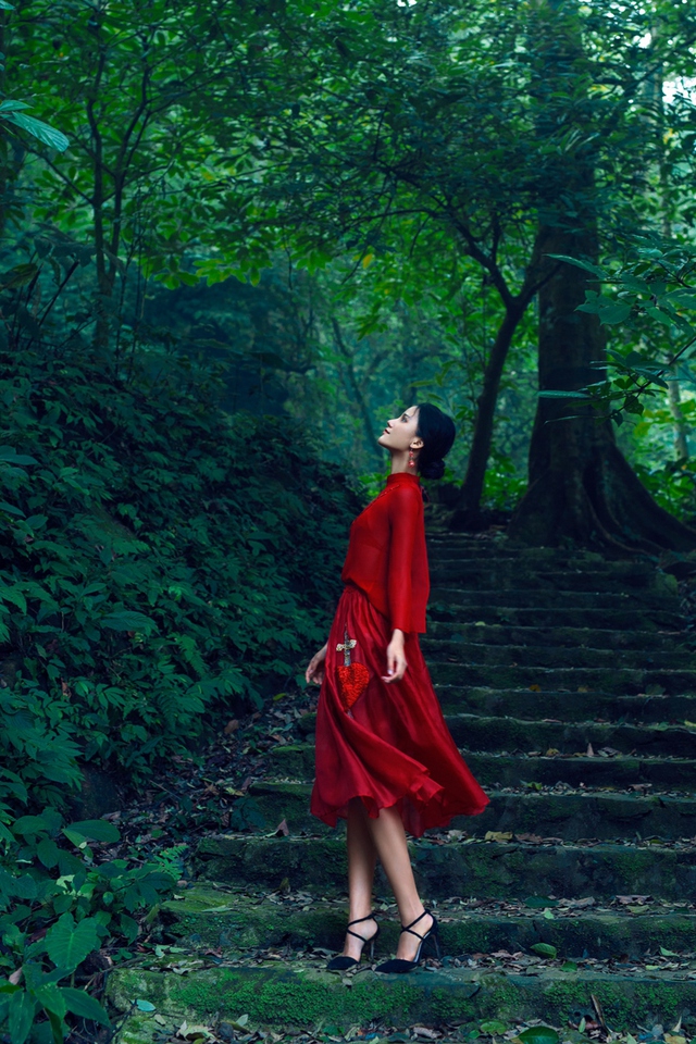 Hương Ly Next Top Model đẹp mơ màng giữa khung cảnh núi rừng - Ảnh 17.