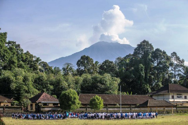 Núi lửa Bali có dấu hiệu hoạt động mạnh hơn - Ảnh 1.