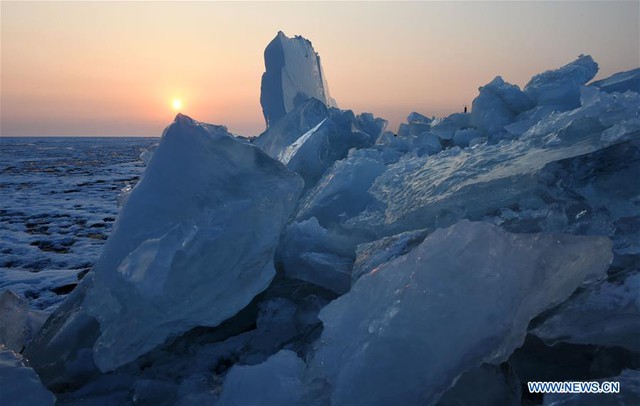 Dạo bước trên những tảng băng trôi tại biên giới Trung Quốc - Nga - Ảnh 1.