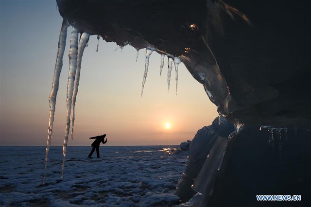 Dạo bước trên những tảng băng trôi tại biên giới Trung Quốc - Nga - Ảnh 10.