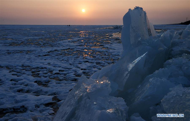 Dạo bước trên những tảng băng trôi tại biên giới Trung Quốc - Nga - Ảnh 11.