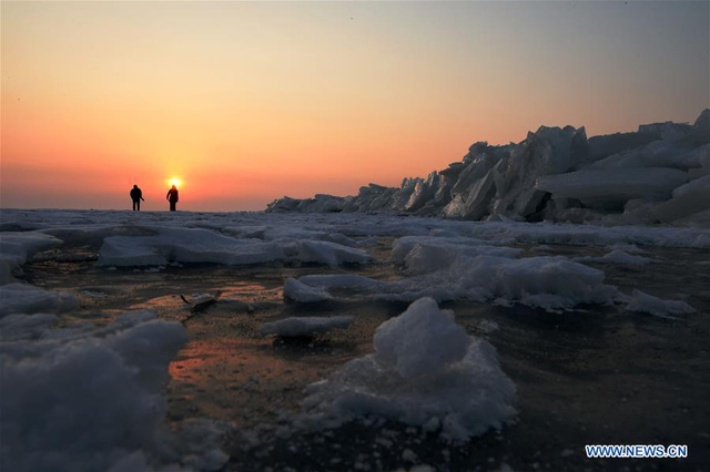 Dạo bước trên những tảng băng trôi tại biên giới Trung Quốc - Nga - Ảnh 7.