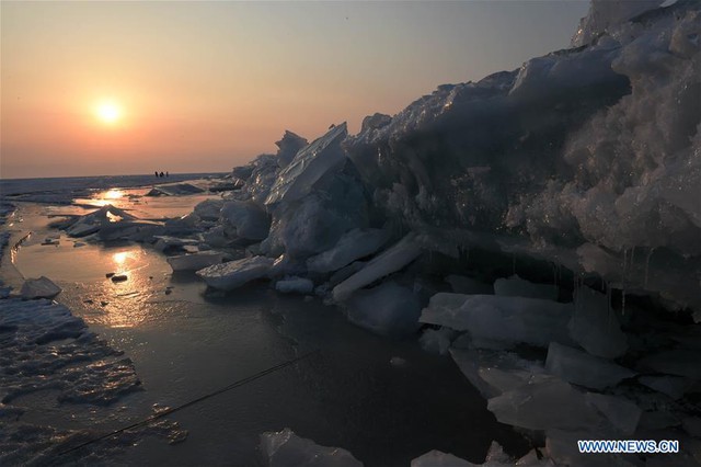 Dạo bước trên những tảng băng trôi tại biên giới Trung Quốc - Nga - Ảnh 8.