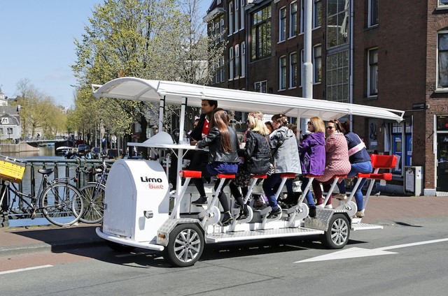 Amsterdam sẽ cấm hình thức “xe đạp bia” - Ảnh 3.