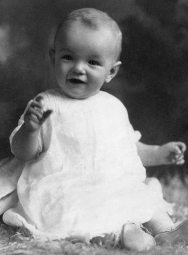 Những hình ảnh hé lộ về thời thơ ấu và niên thiếu của Marilyn Monroe - Ảnh 1.