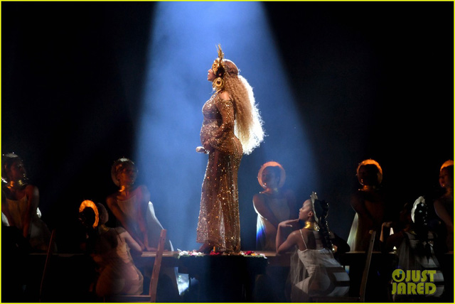Grammy 2017: Vượt qua Beyonce, Adele đại thắng với 5 máy hát vàng - Ảnh 1.