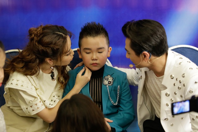 Vietnam Idol Kids: Hát nhạc Phan Mạnh Quỳnh, hoàng tử Bolero làm xiêu lòng  Isaac - Ảnh 9.