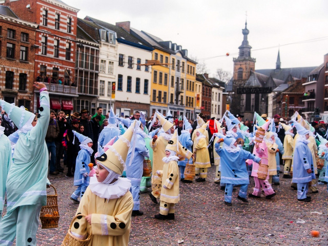Rực rỡ lễ hội hóa trang tại Binche, Bỉ - Ảnh 6.