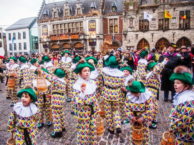 Rực rỡ lễ hội hóa trang tại Binche, Bỉ - Ảnh 5.