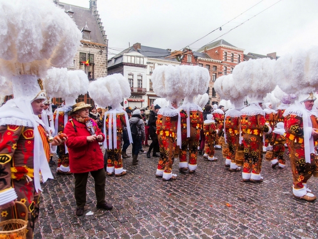 Rực rỡ lễ hội hóa trang tại Binche, Bỉ - Ảnh 2.