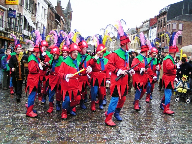 Rực rỡ lễ hội hóa trang tại Binche, Bỉ - Ảnh 8.