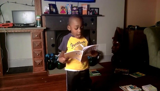 Bé trai 4 tuổi đọc 100 cuốn sách mỗi ngày - Ảnh 2.
