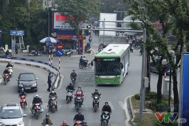 Các phương tiện đã có ý thức không đi vào làn BRT - Ảnh 2.
