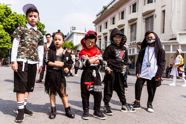 Tuần lễ thời trang quốc tế Việt Nam Thu - Đông 2017: Đa dạng cá tính thời trang trong ngày đầu “The best street style” - Ảnh 4.
