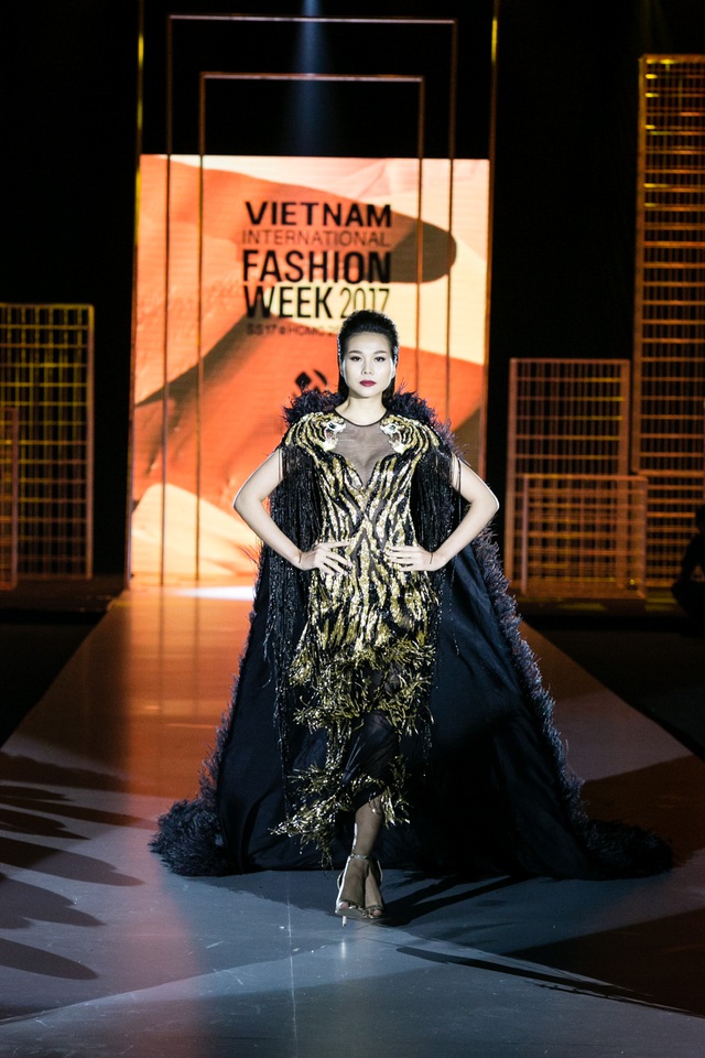 Thanh Hằng kết màn ấn tượng bế mạc Tuần lễ thời trang quốc tế Việt Nam Xuân - Hè 2017 - Ảnh 1.