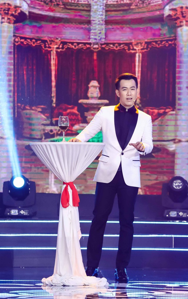 Ấn tượng BST lấp lánh Vũ khúc mùa đông trên sân khấu Sài Gòn đêm thứ 7 - Ảnh 2.