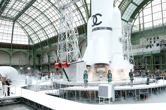 Tàu vũ trụ bay lên nóc nhà tại Tuần lễ thời trang Paris - Ảnh 4.
