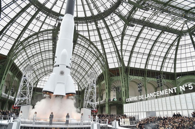 Tàu vũ trụ bay lên nóc nhà tại Tuần lễ thời trang Paris - Ảnh 2.