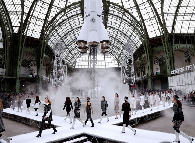 Tàu vũ trụ bay lên nóc nhà tại Tuần lễ thời trang Paris - Ảnh 1.