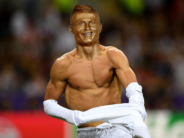 C.Ronaldo bật cười vì bức tượng bản thân quá... xấu trai - Ảnh 4.