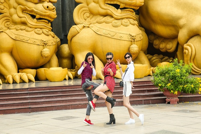 Vietnams Next Top Model 2017: Gạt bỏ căng thẳng, các thí sinh đã có khoảnh khắc tràn ngập niềm vui và hạnh phúc như thế này - Ảnh 4.