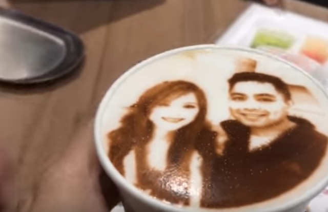 In hình khách hàng trên ly cà phê - Dịch vụ mới lạ ở Tokyo, Nhật Bản - Ảnh 1.