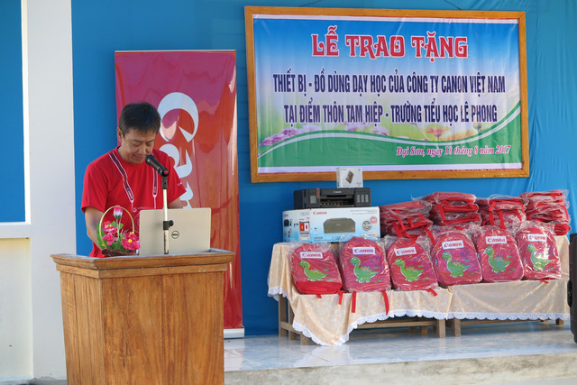 Trao tặng điểm trường cho học sinh khó khăn tại Quảng Nam - Ảnh 1.