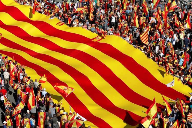 Tuần hành lớn phản đối Catalonia độc lập - Ảnh 3.