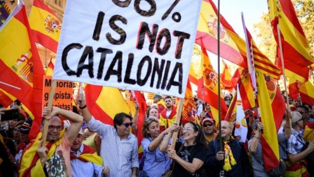 Tuần hành lớn phản đối Catalonia độc lập - Ảnh 2.