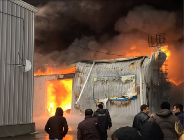Cháy chợ vật liệu xây dựng tại Nga - Ảnh 1.