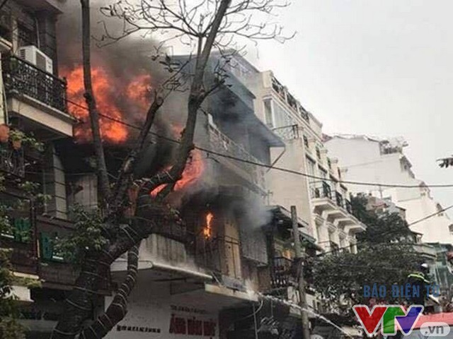 Cháy lớn ở phố cổ Bát Đàn, Hà Nội - Ảnh 3.