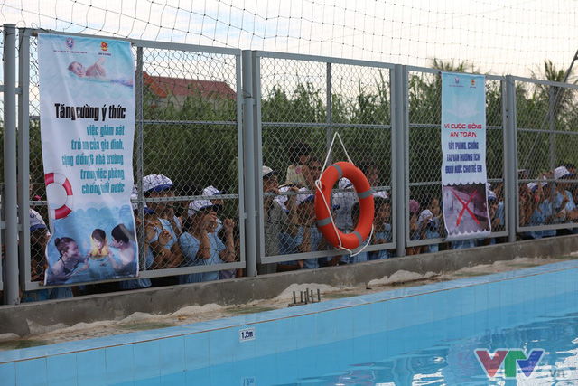 Các bé hào hứng tập bơi cùng nghệ sĩ Xuân Bắc - Ảnh 14.