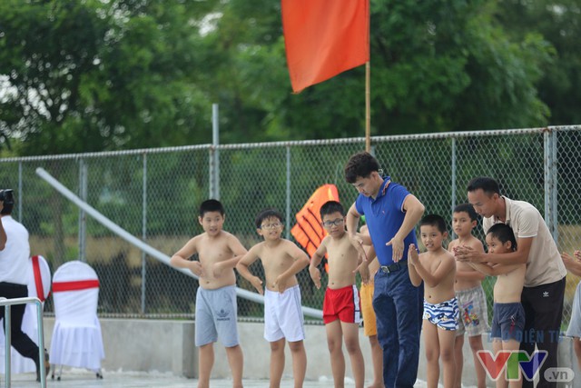 Các bé hào hứng tập bơi cùng nghệ sĩ Xuân Bắc - Ảnh 16.