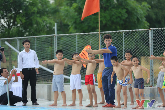 Các bé hào hứng tập bơi cùng nghệ sĩ Xuân Bắc - Ảnh 17.