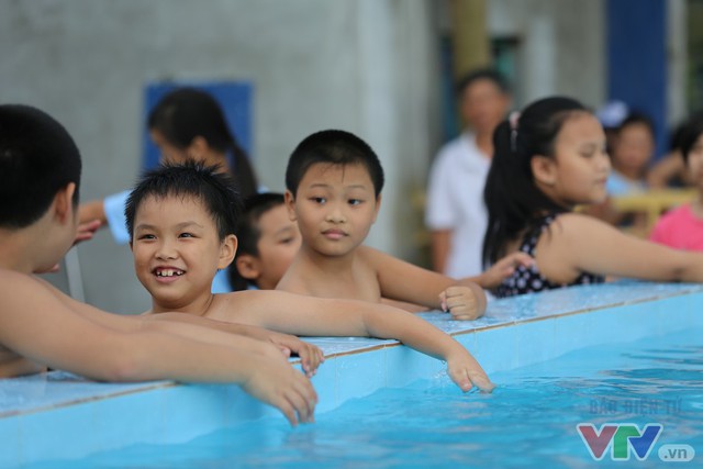 Các bé hào hứng tập bơi cùng nghệ sĩ Xuân Bắc - Ảnh 18.