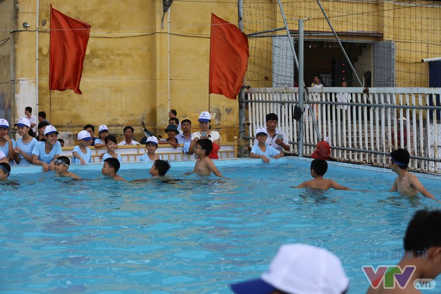 Các bé hào hứng tập bơi cùng nghệ sĩ Xuân Bắc - Ảnh 19.