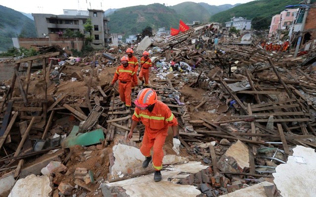 Trung Quốc khẩn trương cứu hộ nạn nhân vụ động đất - Ảnh 2.