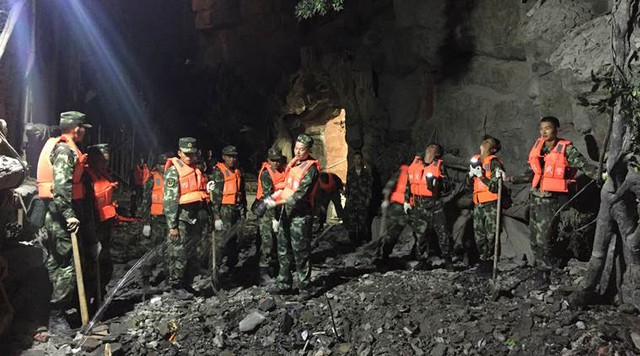 Trung Quốc khẩn trương cứu hộ nạn nhân vụ động đất - Ảnh 1.