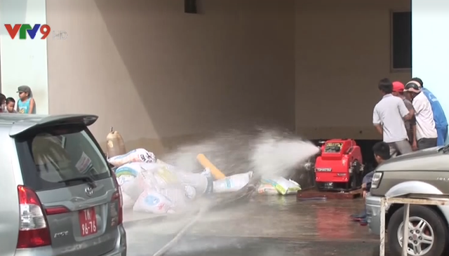 Nỗ lực giải cứu hàng trăm xe máy, ô tô bị ngập trong hầm chung cư - Ảnh 1.