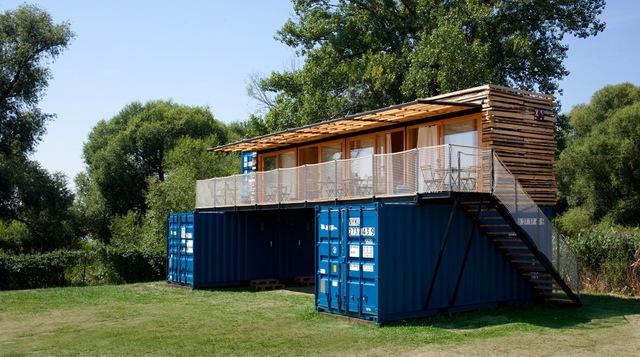 Khách sạn độc đáo được hô biến từ ba chiếc container - Ảnh 2.