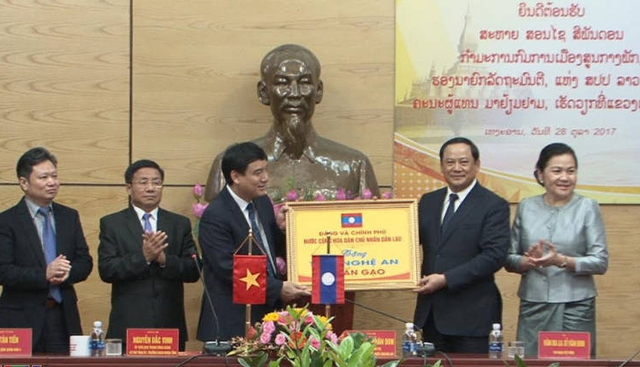 Chính phủ Lào hỗ trợ gạo cho người dân 4 tỉnh miền Trung - Ảnh 1.