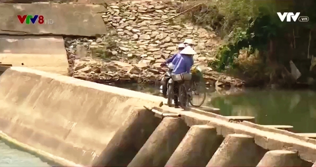 Nguy hiểm rình rập khi lưu thông qua đập tràn thủy lợi ở Bình Định - Ảnh 1.